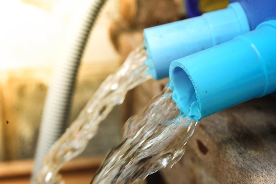 Scène intérieure de plomberie avec intervention sur canalisations