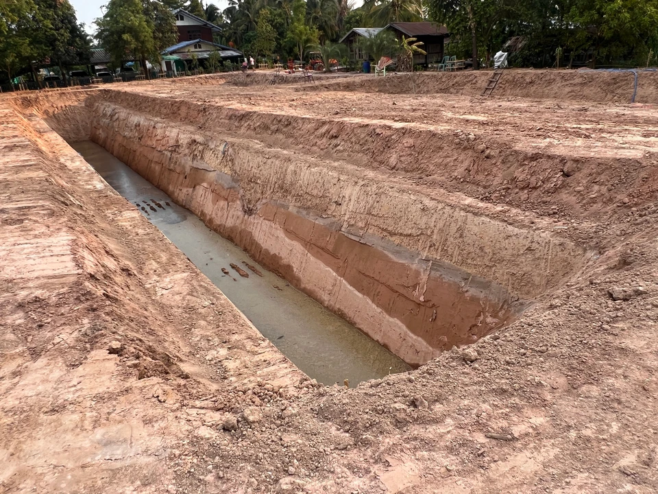 Chantier de construction ext&eacute;rieur avec pelleteuse hydraulique en action
