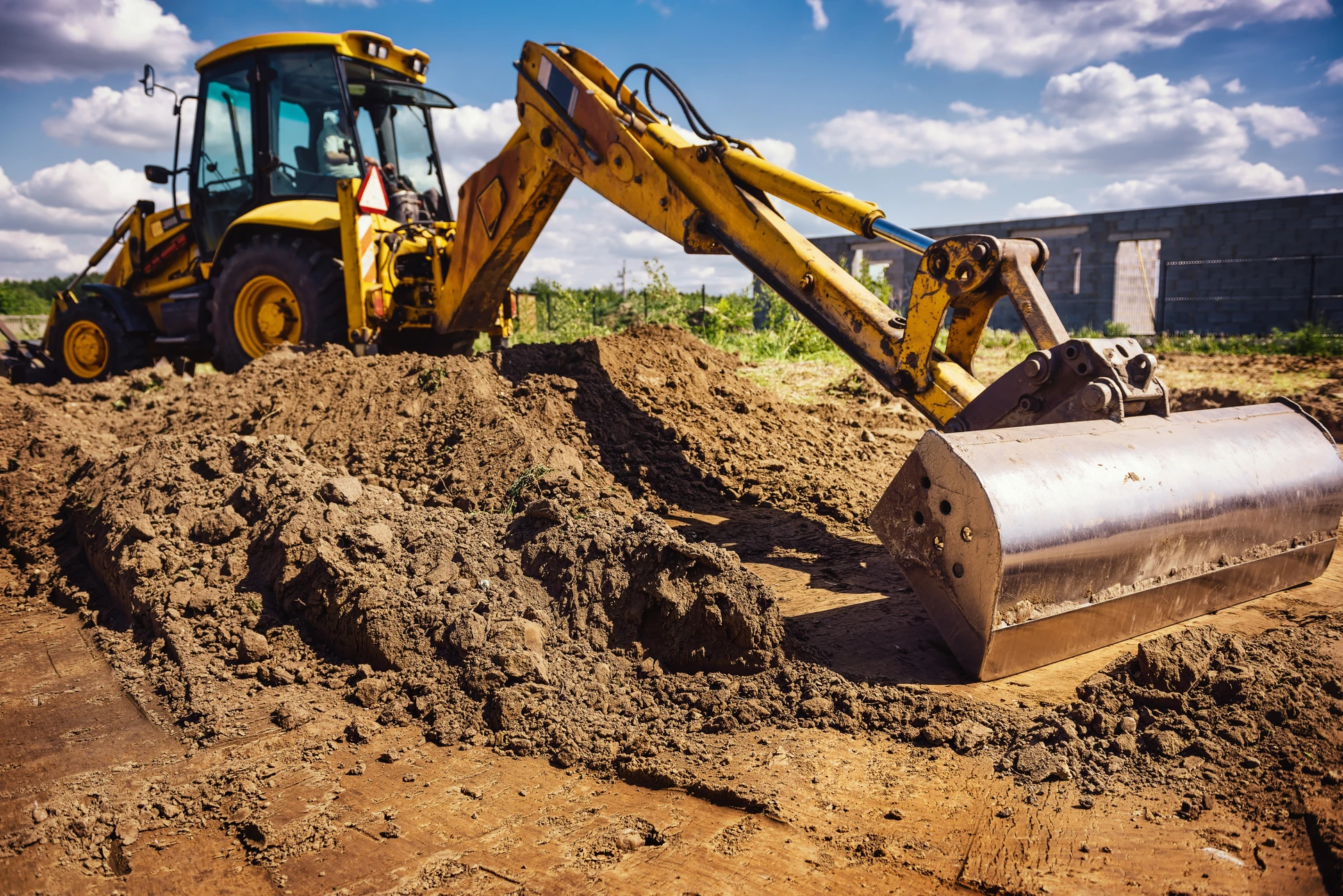 Ouvrier en brique installant une maçonnerie de brique sur la paroi extérieure
