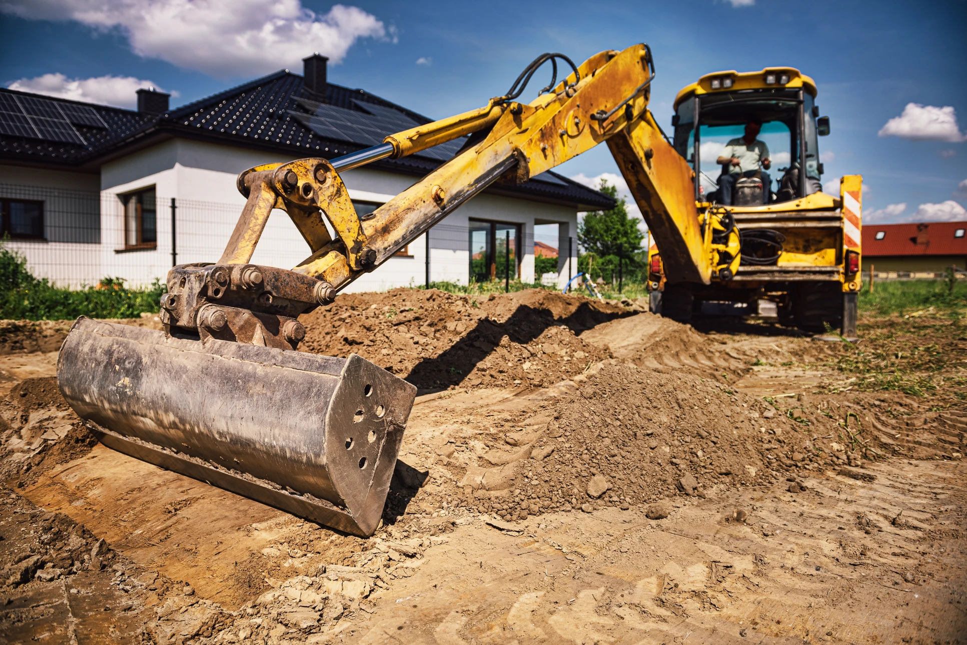 Chantier de construction en extérieur avec pelleteuse hydraulique en action