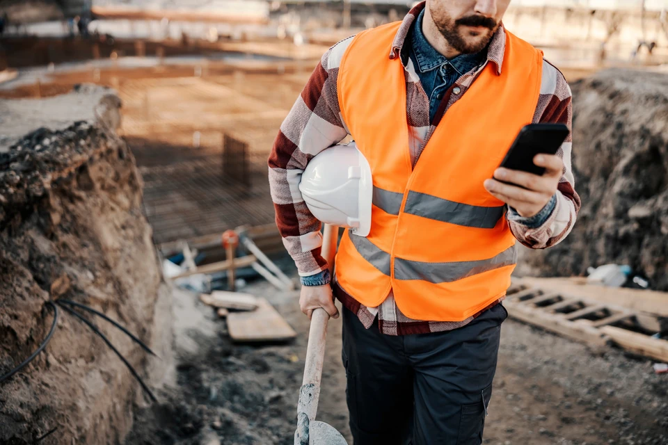 Paysage viticole avec vignes en premier plan sous un ciel partiellement nuageux