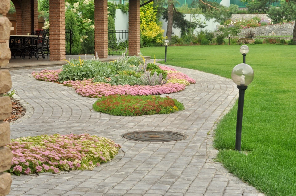 Espace intérieur avec sol en dalles de pierre naturelle aux tons beiges et ocres, présentant diverses nuances et veinages