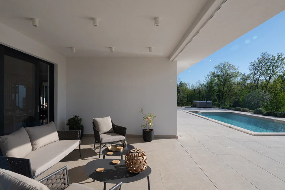 Surface murale en béton brut avec texture naturelle présentant des variations de teintes grises et beiges