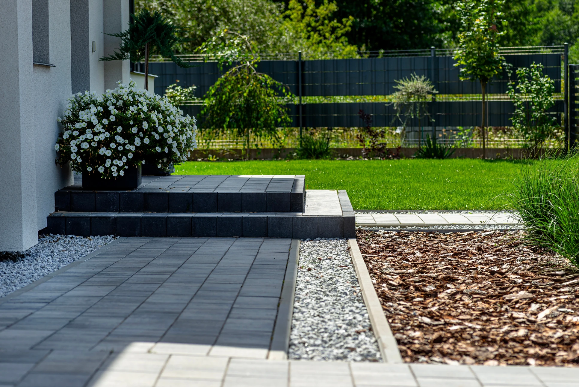Entrée résidentielle moderne avec escalier en béton, porte d'entrée contemporaine beige à insert vertical lumineux